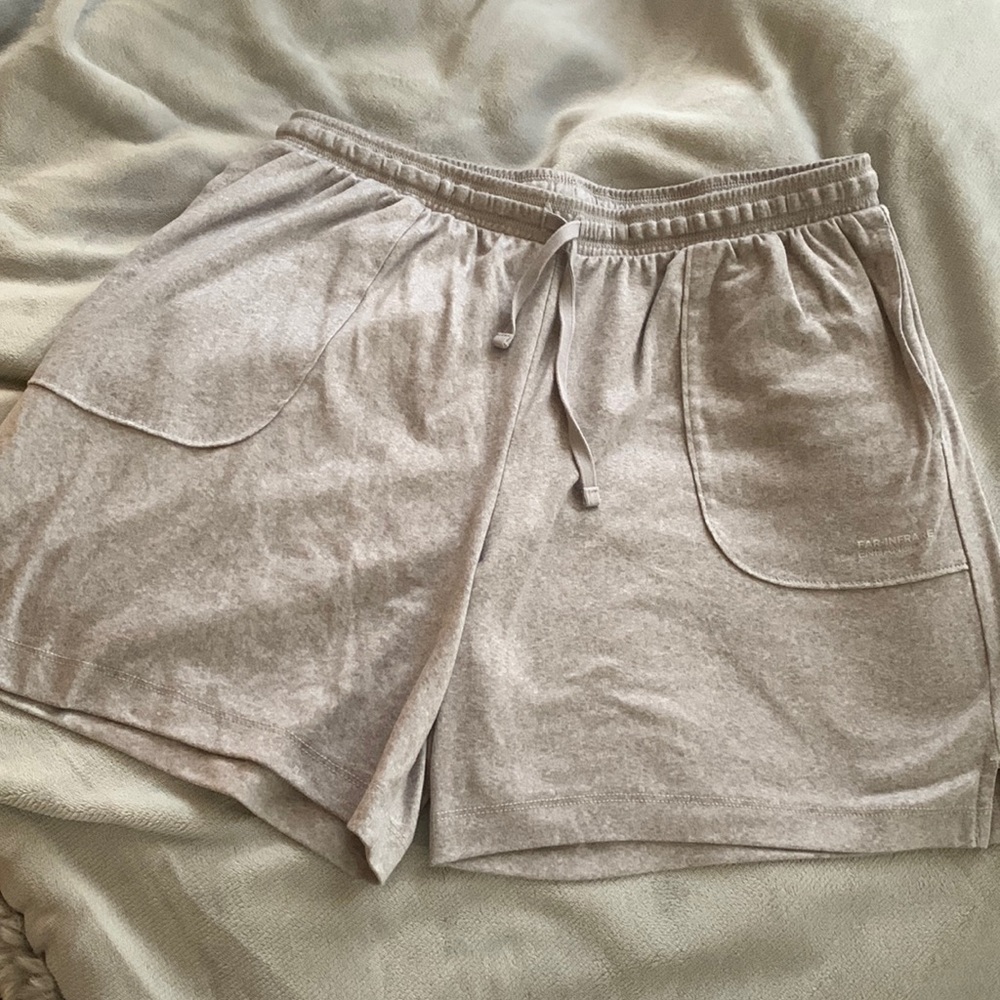 Grey CuddlDuds sleep short with pockets, size M